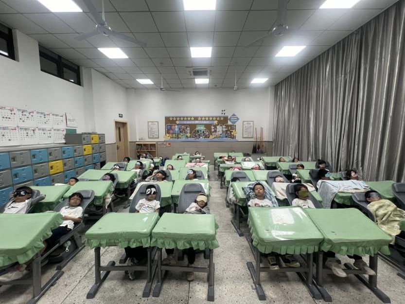 从“趴”到“躺”中小学生解锁午休新睡姿