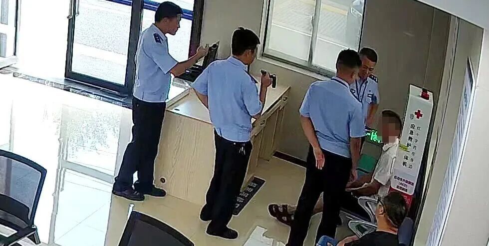 两名男子前往派出所办事，民警一闻不对……