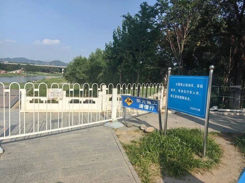 北京一公园大门紧锁，为何还有人冒险“跨栏”入园？管理方回应！