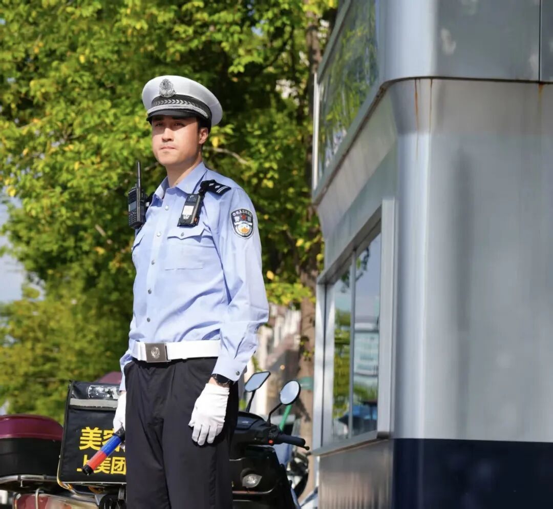 杭州1米99“大长腿”交警火出圈，本人回应：不要关注我，这群人更了不起