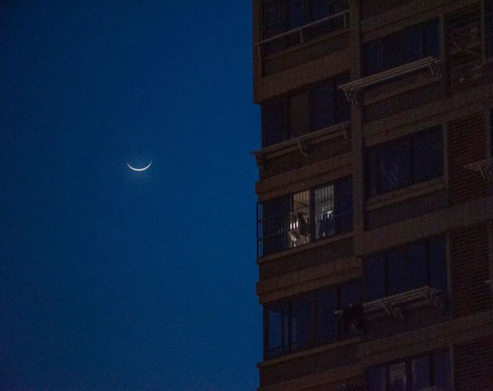 抬头看！年度最小蛾眉月来了