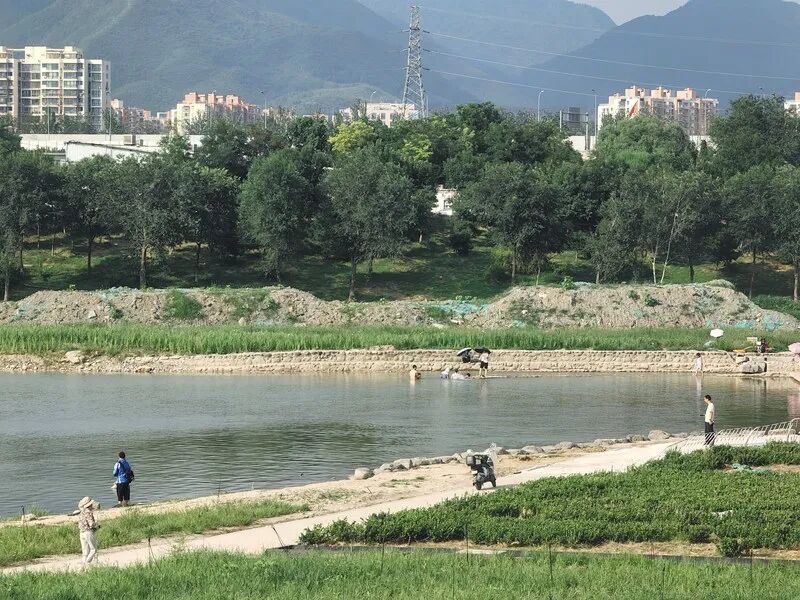 北京一公园大门紧锁，为何还有人冒险“跨栏”入园？管理方回应！