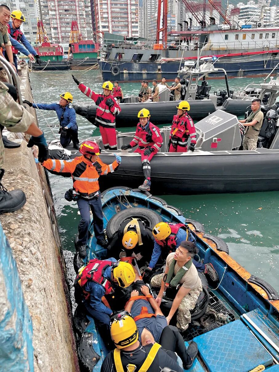 香港一家三口观浪坠海，深圳父子果断施救