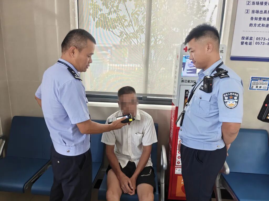 两名男子前往派出所办事，民警一闻不对……