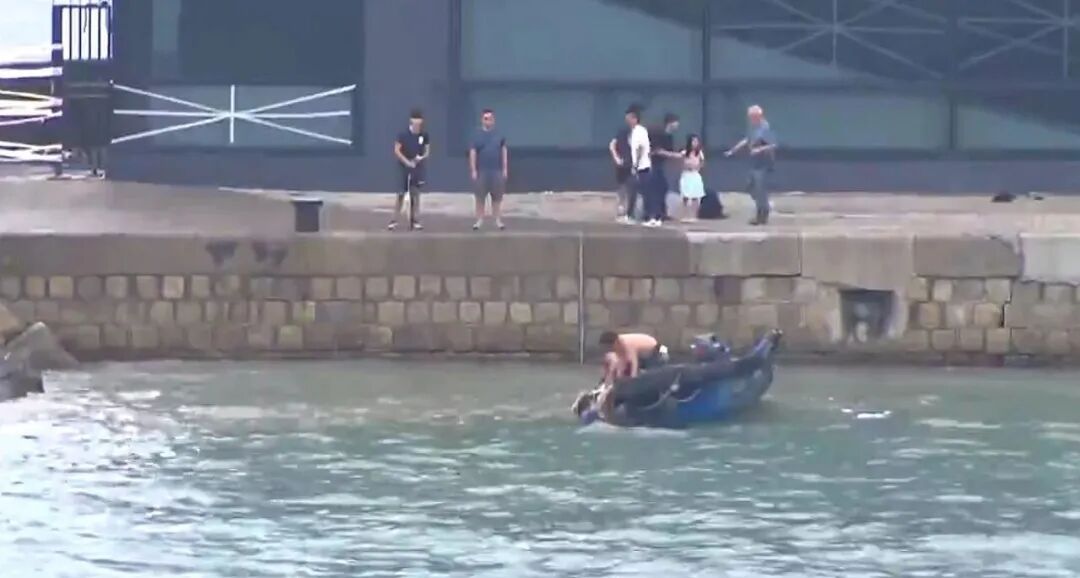 香港一家三口观浪坠海，深圳父子果断施救