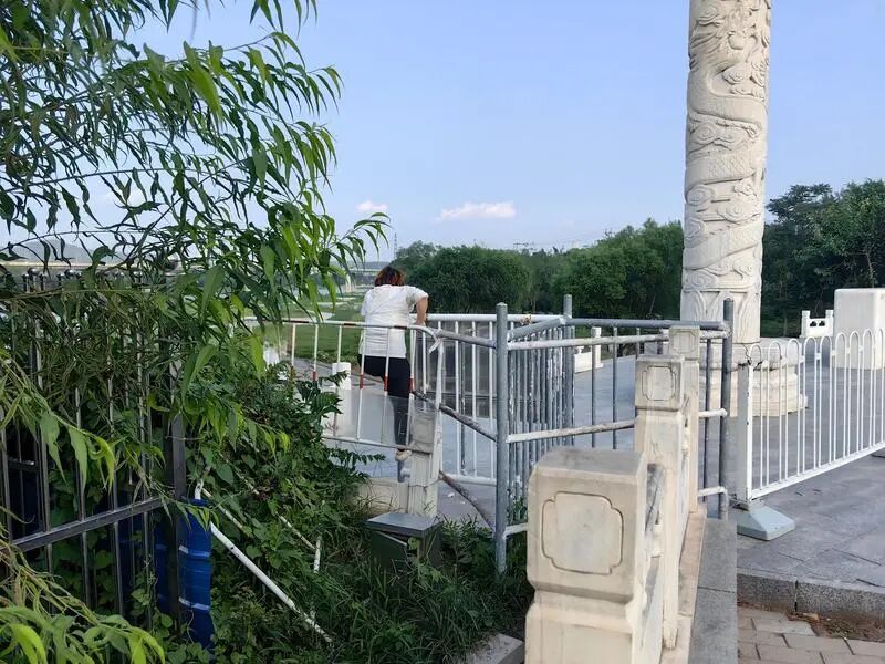 北京一公园大门紧锁，为何还有人冒险“跨栏”入园？管理方回应！