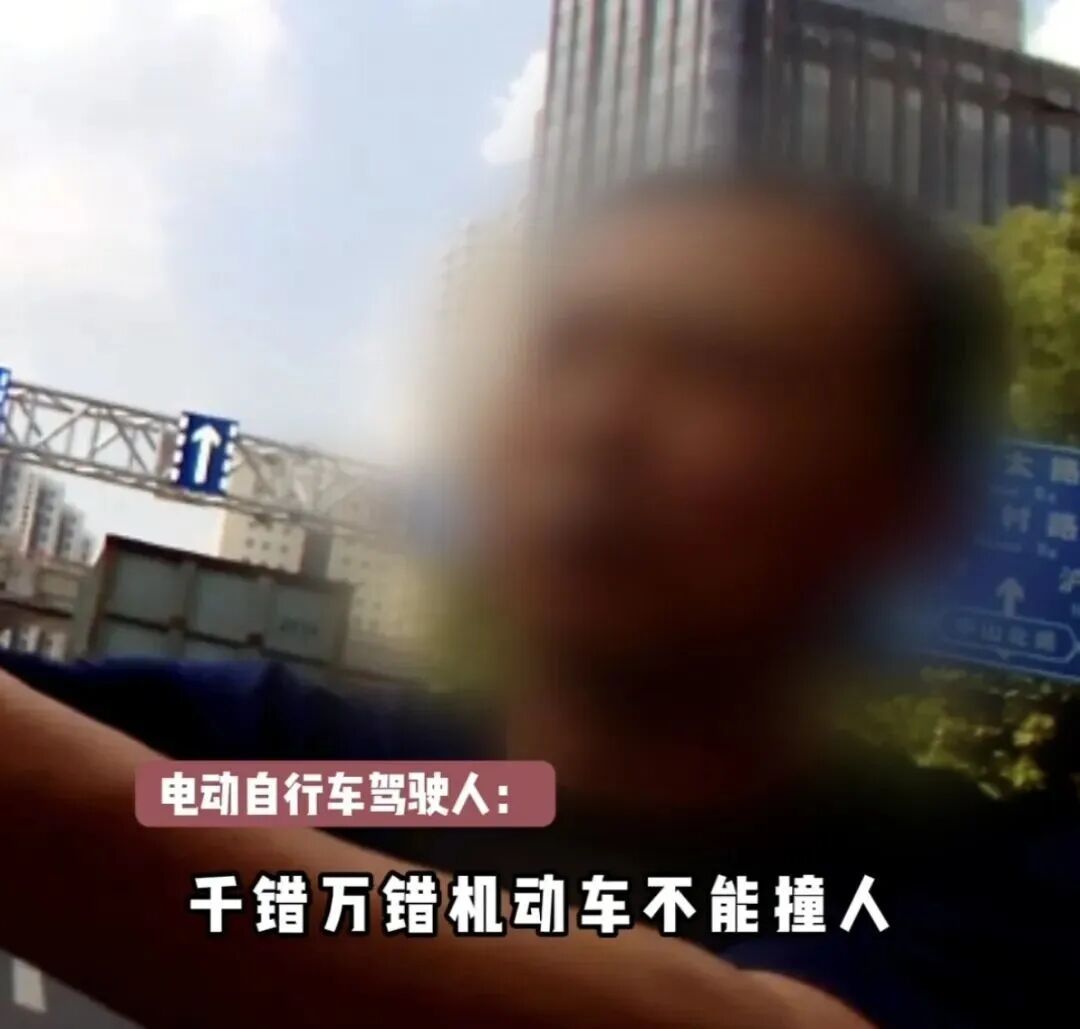 男子闯红灯被撞后怒吼：“千错万错，机动车不能撞人”