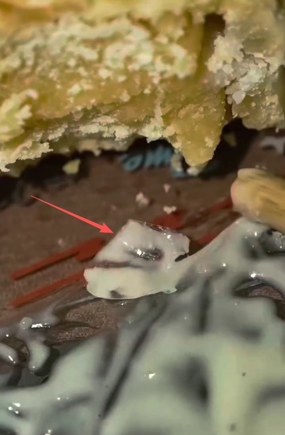 高档月饼内藏“塑料片”?沪一男子自导自演敲诈酒店 警方:已刑拘 高档月饼内藏“塑料片”?沪一男子自导自演敲诈酒店 警方:已刑拘