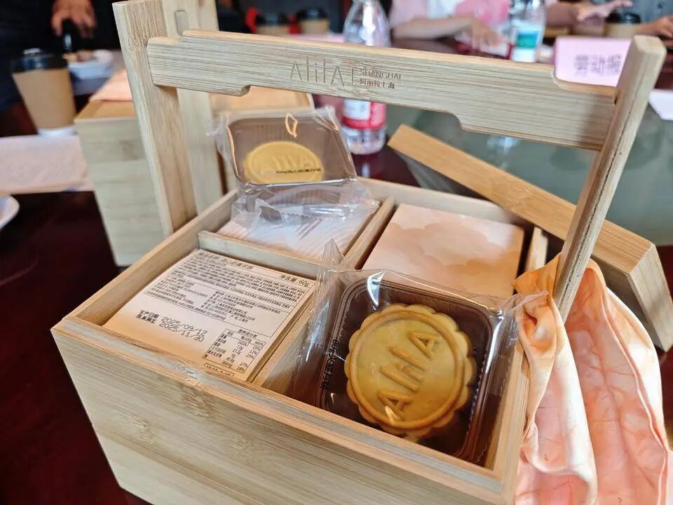 高档月饼内藏“塑料片”?沪一男子自导自演敲诈酒店 警方:已刑拘 高档月饼内藏“塑料片”?沪一男子自导自演敲诈酒店 警方:已刑拘