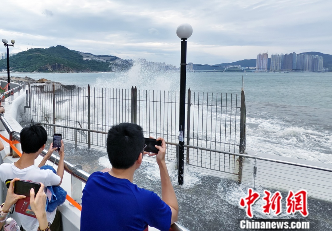 台风天带娃观浪？香港两名女子被捕