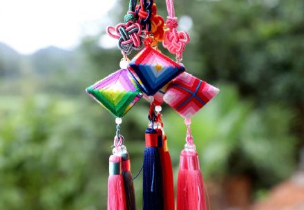 巧手编织吉祥花，指尖传承非遗美