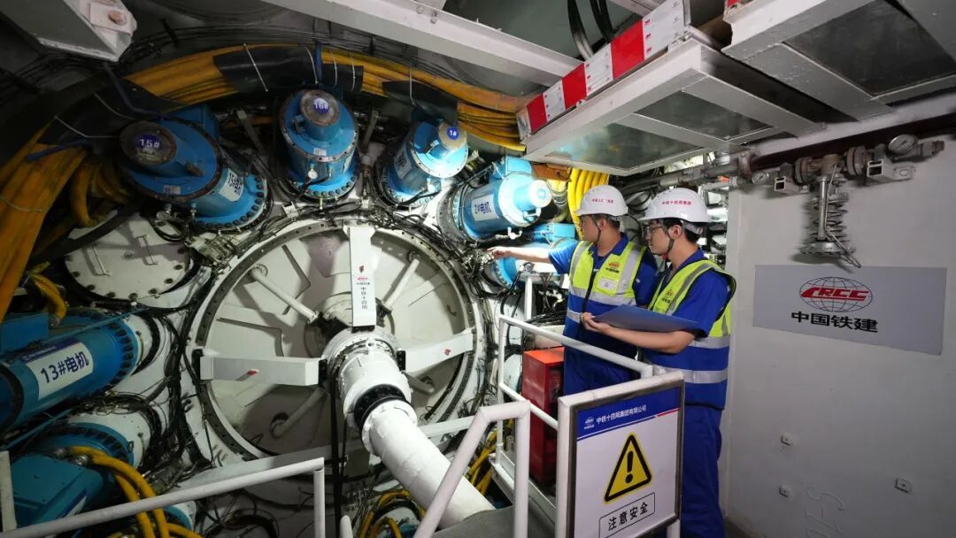万米长隧!高铁列车将从长江江底驶过 万米长隧!高铁列车将从长江江底驶过