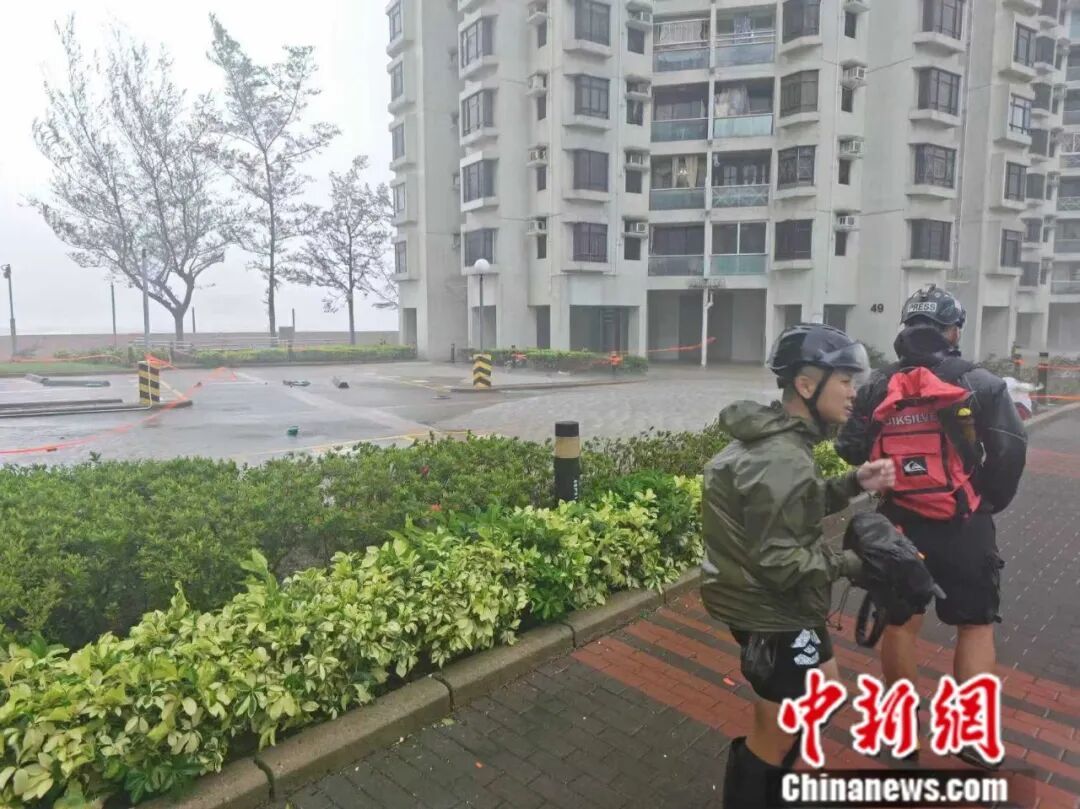 台风天带娃观浪？香港两名女子被捕