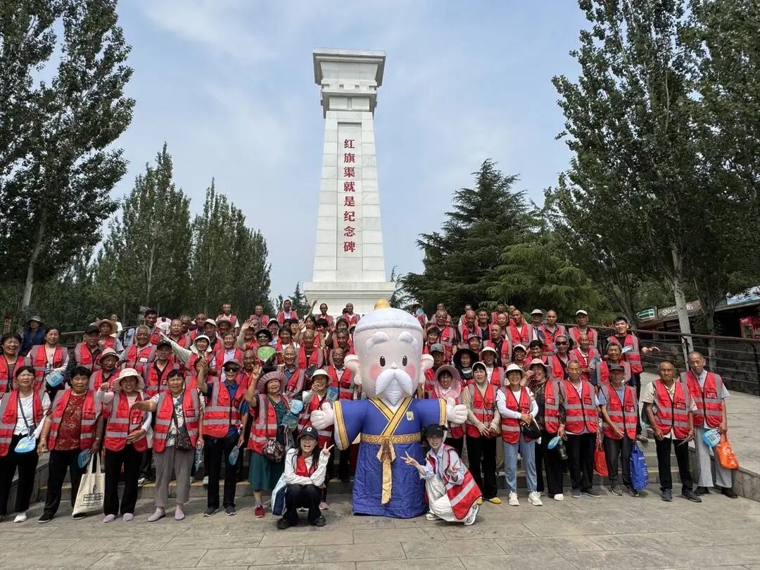 带老人游北京、办婚礼……95后村支书小芳：我的村子变年轻了