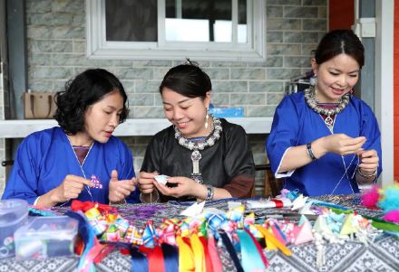 巧手编织吉祥花，指尖传承非遗美