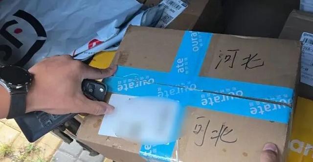 高档手机成洗钱新工具!警方及时阻击揭秘诈骗陷阱 高档手机成洗钱新工具!警方及时阻击揭秘诈骗陷阱