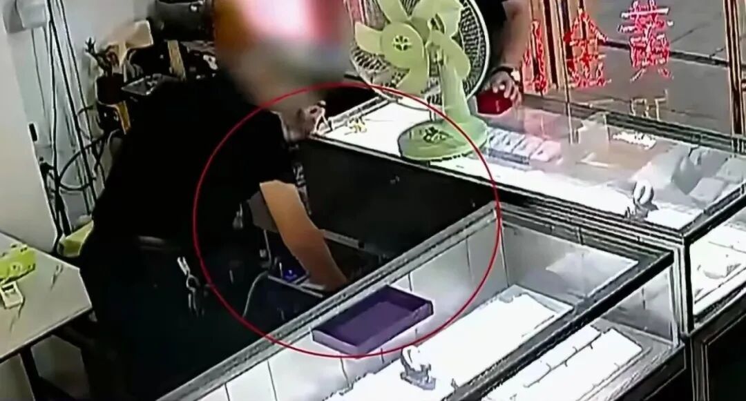 浙江男子拿65克黄金回收变现，金店复秤却只有59克？警方调查揭露黑幕