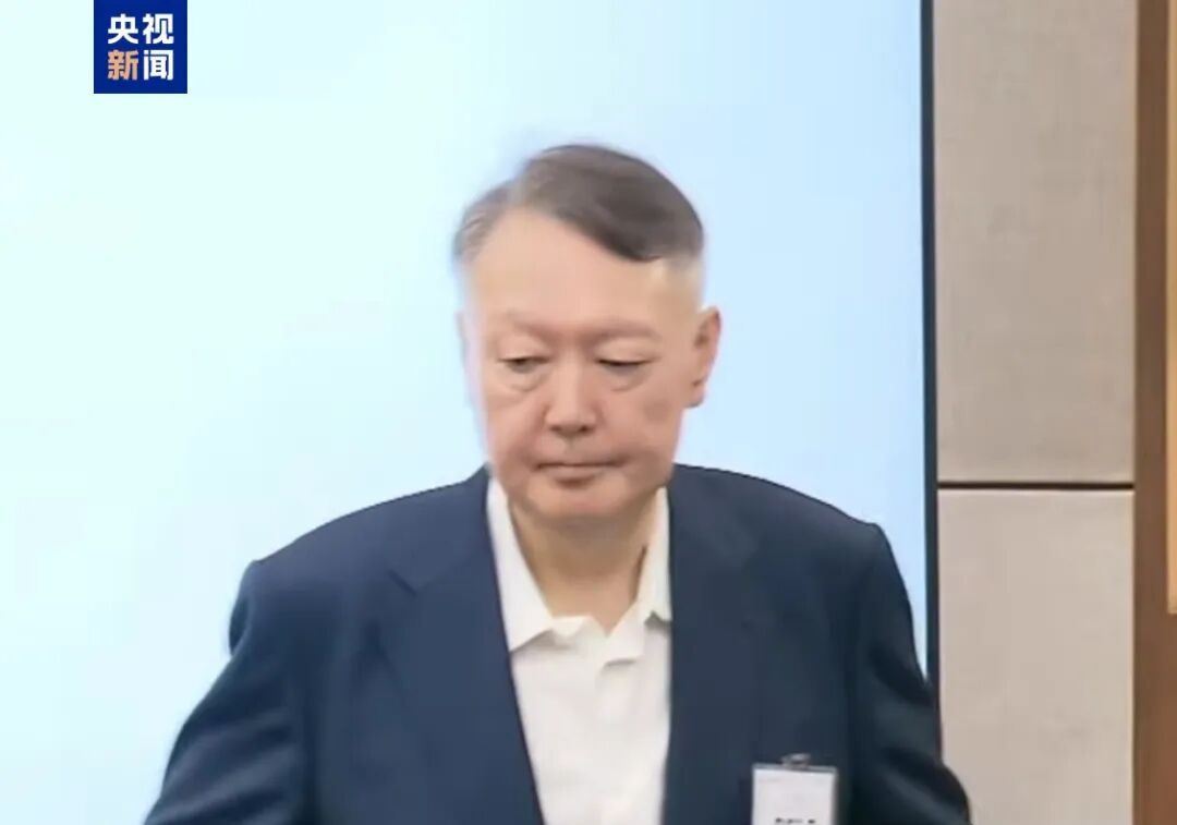 现场画面曝光！时隔85天，韩国前总统尹锡悦再次出庭受审，头发花白没戴领带