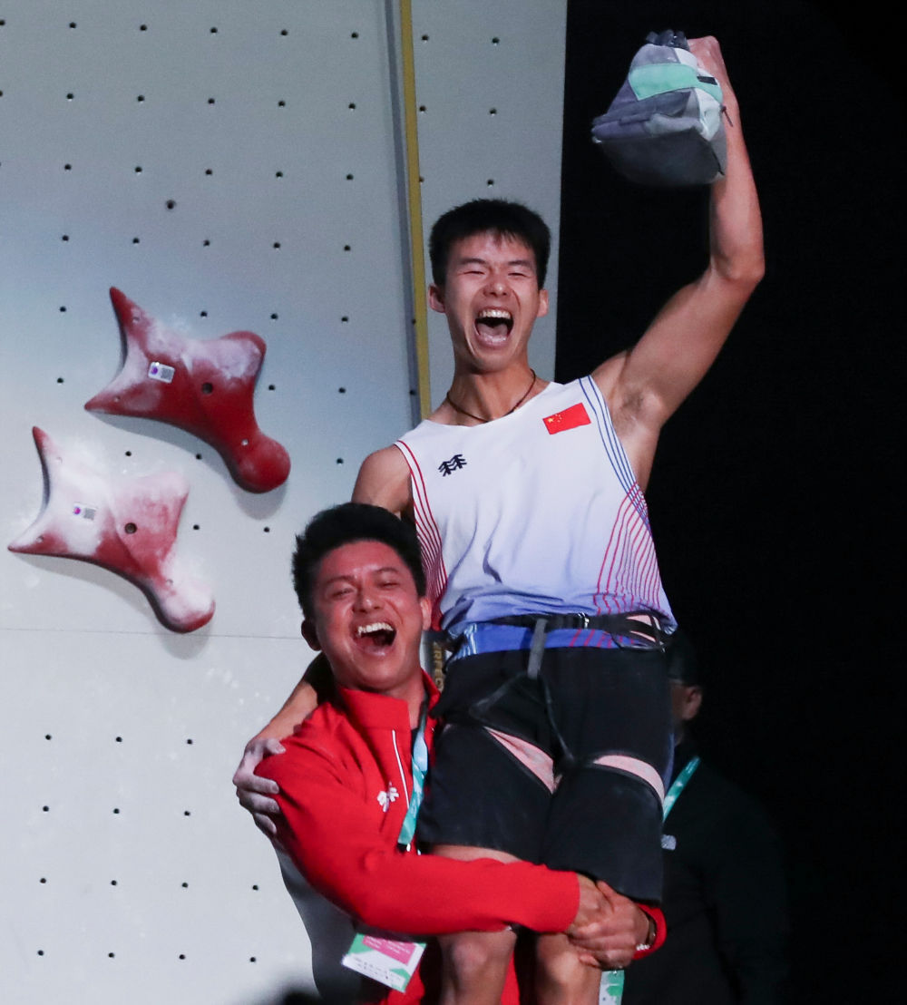 跨越13年，中国两代速度攀岩世界冠军的相拥