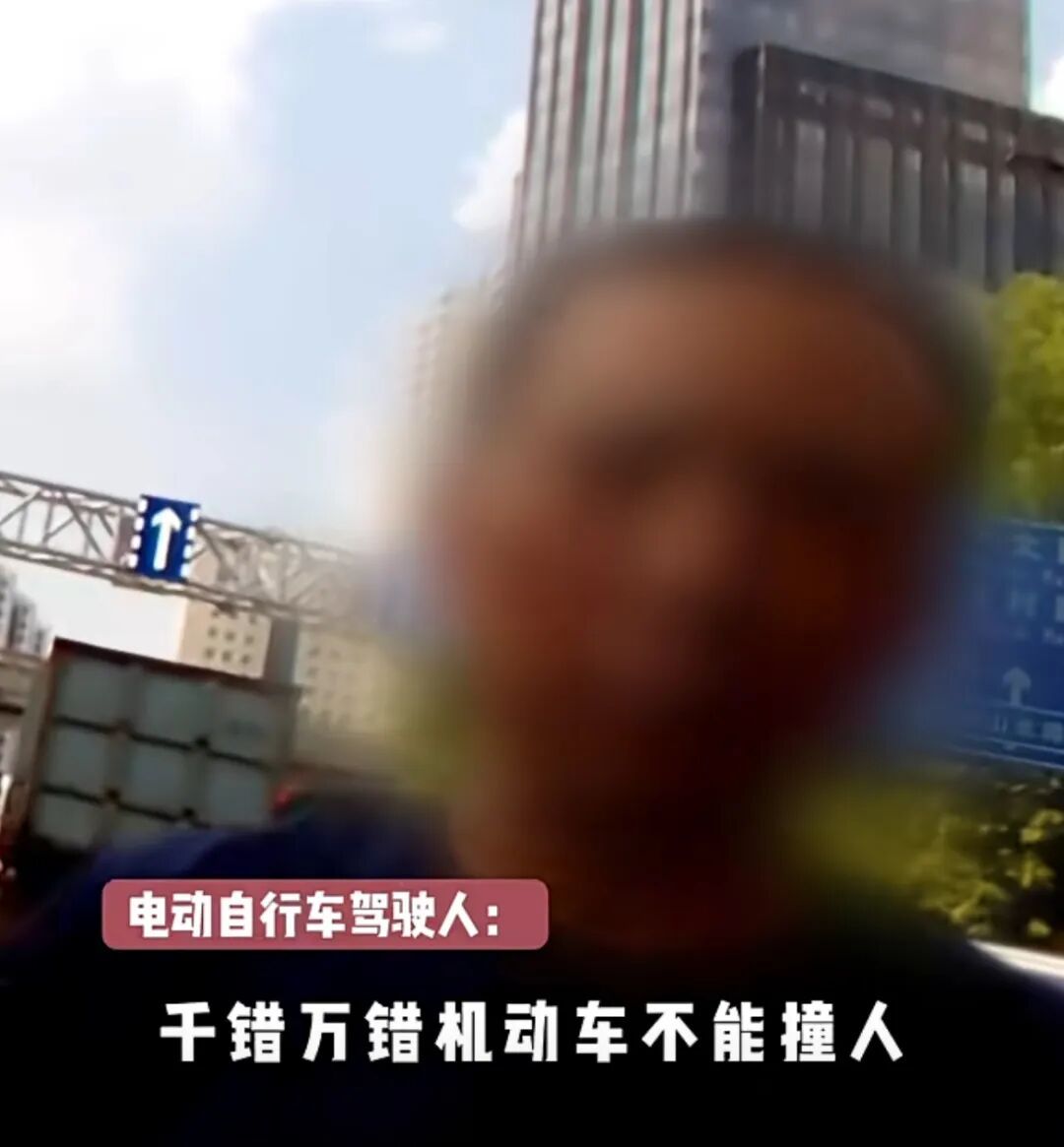 “千错万错，机动车不能撞人”？上海街头一男子闯红灯被撞后怒吼，民警执法被刷屏点赞