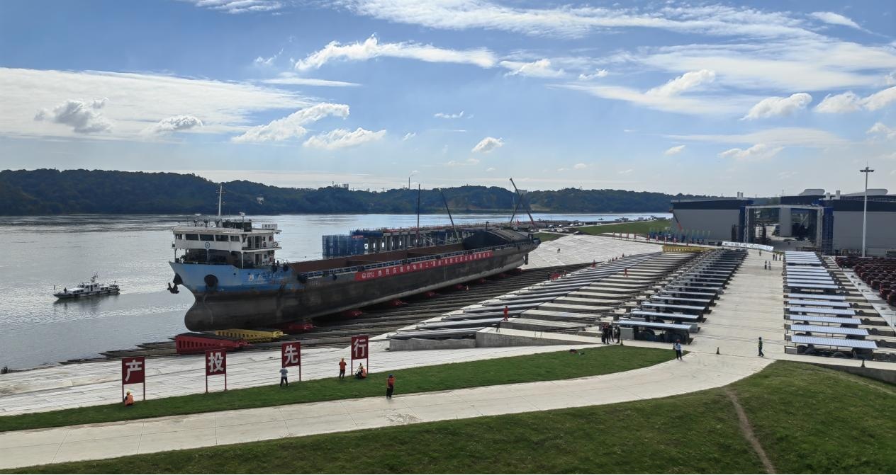 船舶“翻堤越坝”下水 我国首套集成式反拉滑道系统试验成功 船舶“翻堤越坝”下水 我国首套集成式反拉滑道系统试验成功