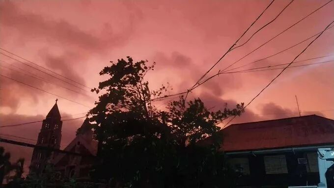 台风“博罗依”已致菲律宾4人死亡，部分地区天空呈现紫红色