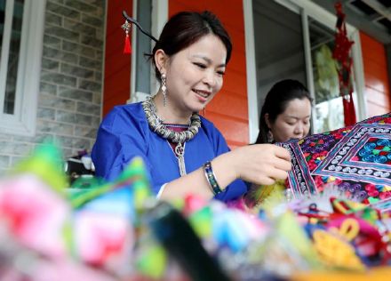 巧手编织吉祥花，指尖传承非遗美