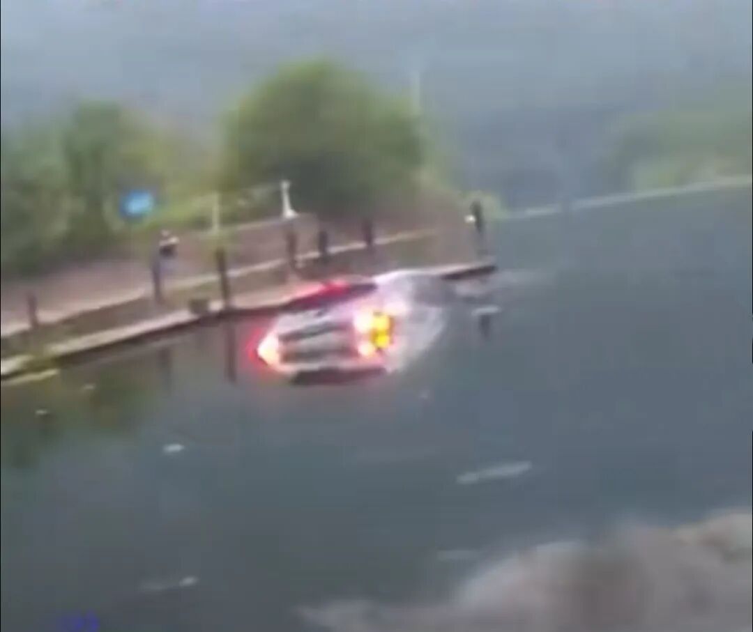 男子十六万买车二手价不到五万元，开车径直冲入河中欲骗保……警方这样还原现场细节→