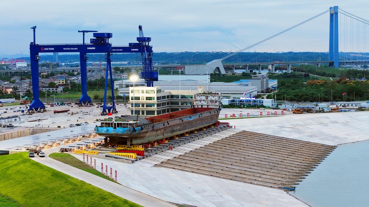 船舶“翻堤越坝”下水 我国首套集成式反拉滑道系统试验成功 船舶“翻堤越坝”下水 我国首套集成式反拉滑道系统试验成功