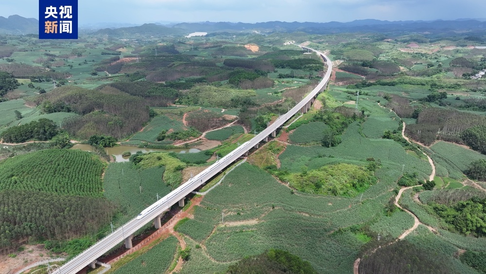 开通运营“倒计时” 南凭高铁崇凭段开始满图试运行 开通运营“倒计时” 南凭高铁崇凭段开始满图试运行