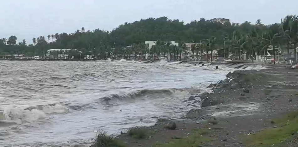 台风“博罗依”已致菲律宾4人死亡，部分地区天空呈现紫红色