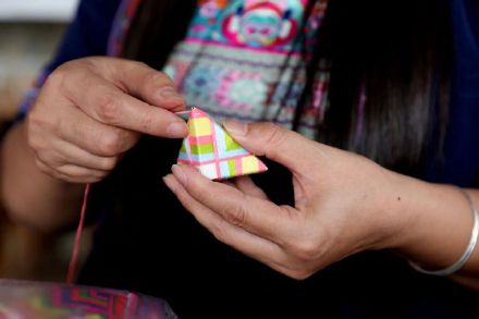 巧手编织吉祥花，指尖传承非遗美