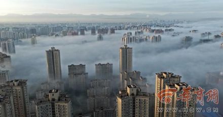 西安现罕见平流云恍如人间仙境 晨光中楼宇若隐若现 西安现罕见平流云恍如人间仙境 晨光中楼宇若隐若现