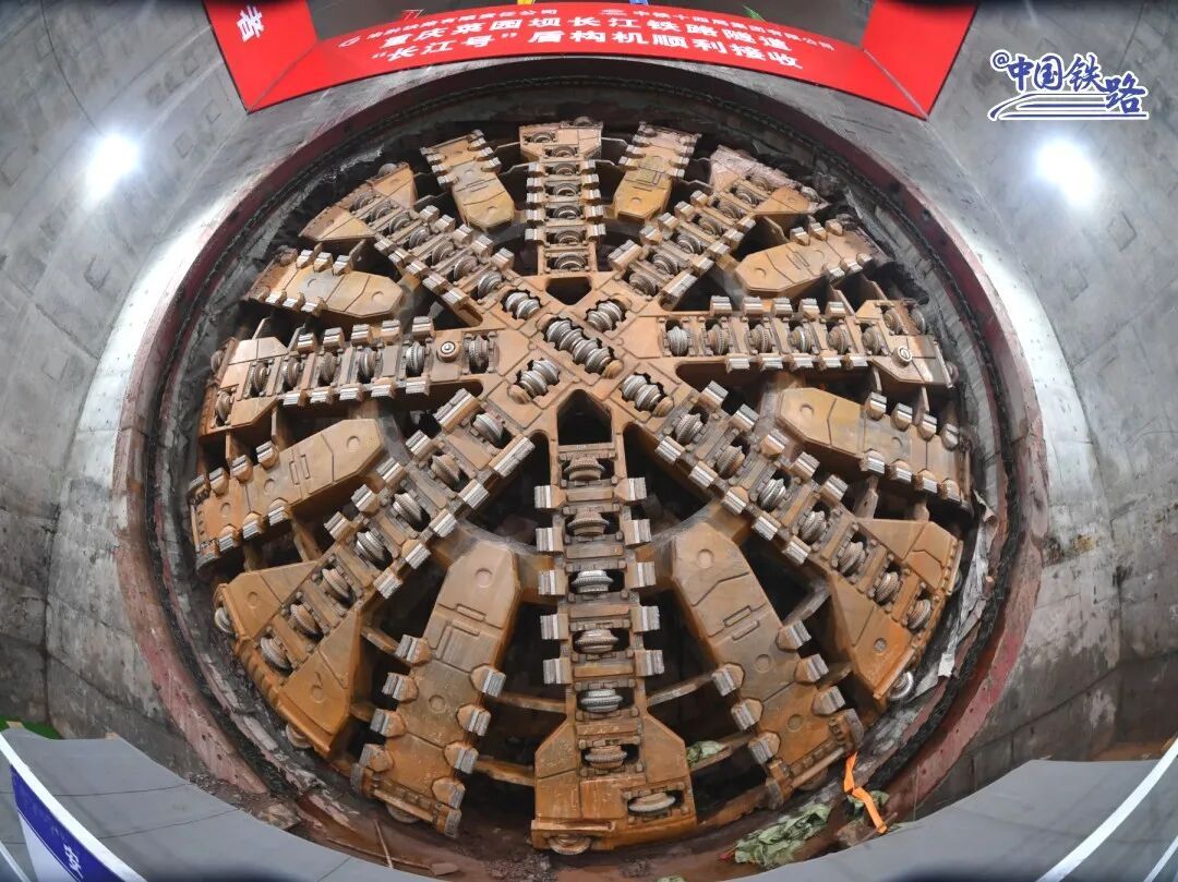 万米长隧!高铁列车将从长江江底驶过 万米长隧!高铁列车将从长江江底驶过