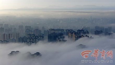 西安现罕见平流云恍如人间仙境 晨光中楼宇若隐若现 西安现罕见平流云恍如人间仙境 晨光中楼宇若隐若现