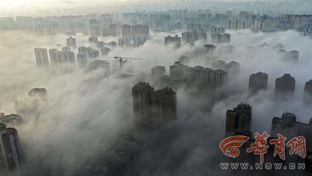 西安现罕见平流云恍如人间仙境 晨光中楼宇若隐若现 西安现罕见平流云恍如人间仙境 晨光中楼宇若隐若现