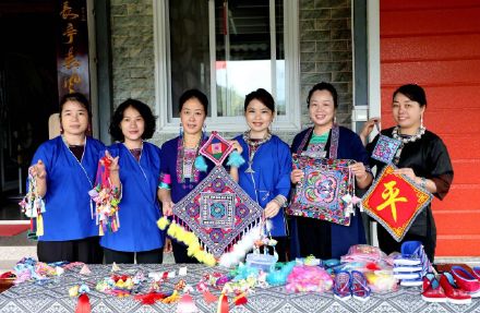 巧手编织吉祥花，指尖传承非遗美