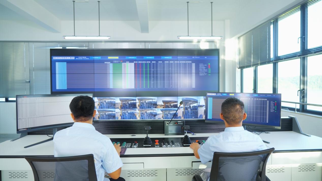 船舶“翻堤越坝”下水 我国首套集成式反拉滑道系统试验成功 船舶“翻堤越坝”下水 我国首套集成式反拉滑道系统试验成功