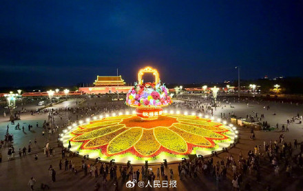 亮灯的大花篮美出新高度