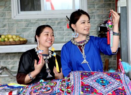 巧手编织吉祥花，指尖传承非遗美