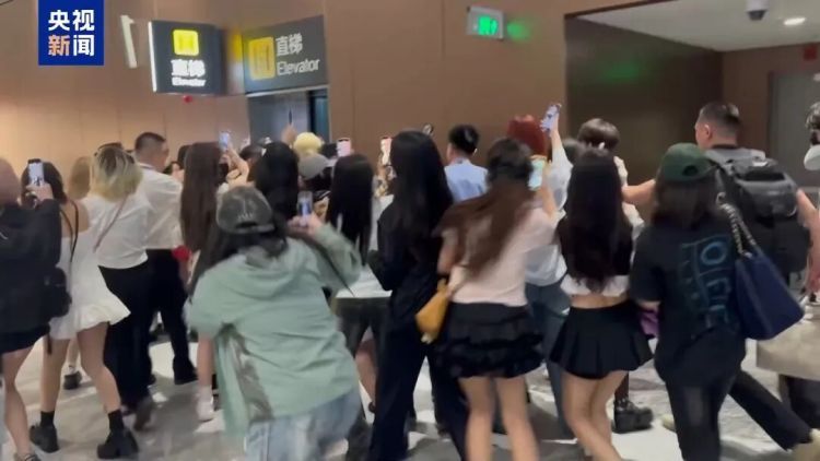 粉丝为何能“精准围堵”艺人?起底“饭圈”追星乱象 粉丝为何能“精准围堵”艺人?起底“饭圈”追星乱象