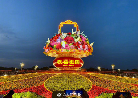 亮灯的大花篮美出新高度