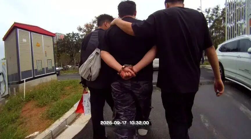 高档月饼内藏“塑料片”?沪一男子自导自演敲诈酒店 警方:已刑拘 高档月饼内藏“塑料片”?沪一男子自导自演敲诈酒店 警方:已刑拘