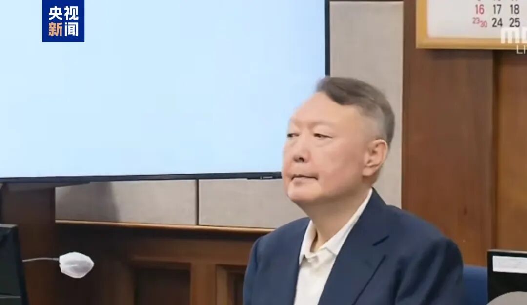 现场画面曝光！时隔85天，韩国前总统尹锡悦再次出庭受审，头发花白没戴领带