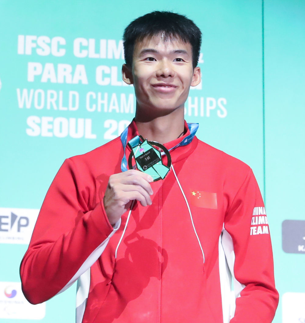 跨越13年，中国两代速度攀岩世界冠军的相拥