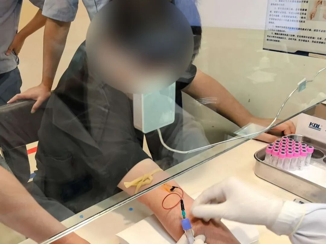 男子酒后开辅助驾驶，竟在副驾睡着了……