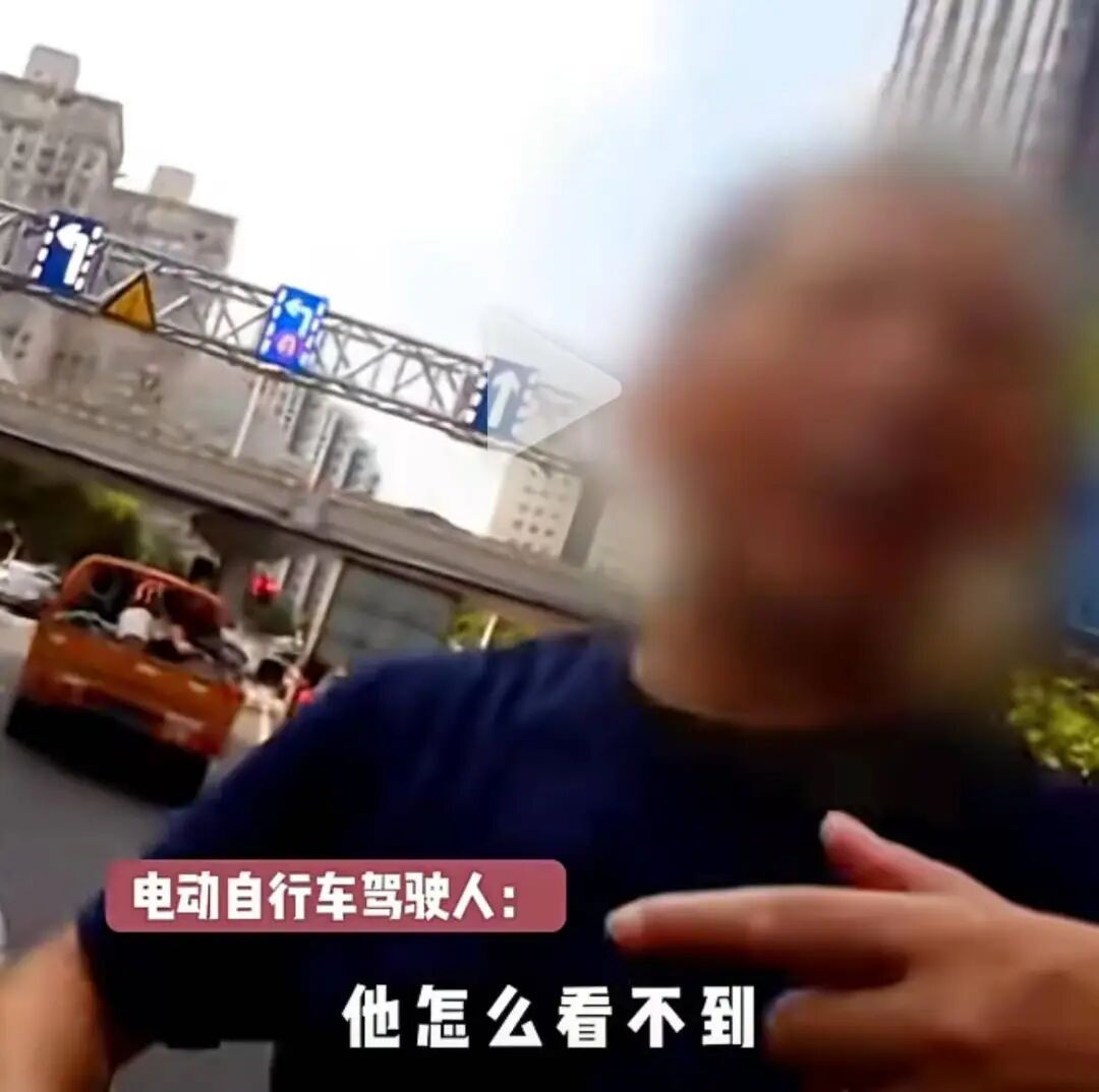 “千错万错，机动车不能撞人”？上海街头一男子闯红灯被撞后怒吼，民警执法被刷屏点赞