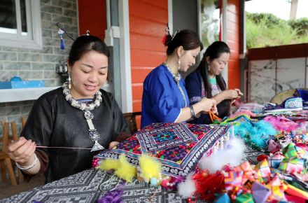 巧手编织吉祥花，指尖传承非遗美