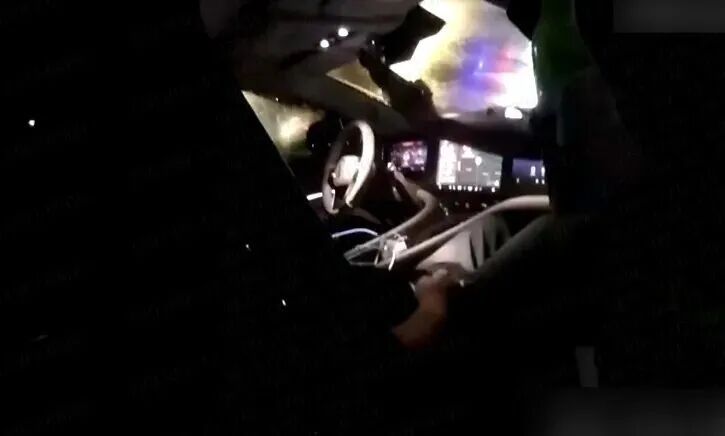 男子酒后开辅助驾驶，竟在副驾睡着了……