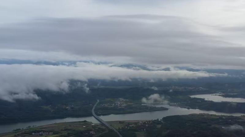 受台风“桦加沙”影响  江西武宁天空出现云瀑奇观
